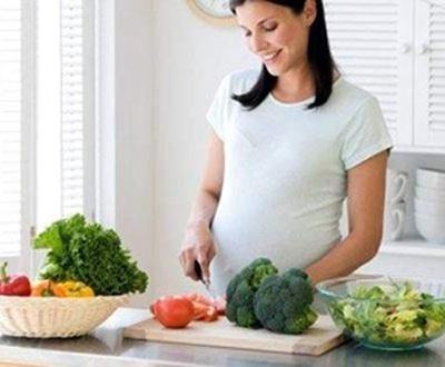 Tập cho con ăn rau từ trong bụng mẹ