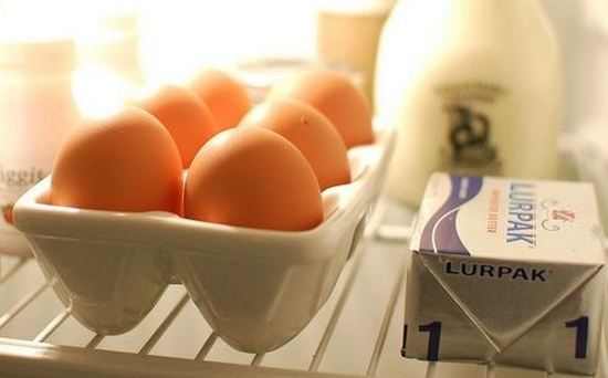 Vì sao không nên bảo quản trứng ngay cửa tủ lạnh