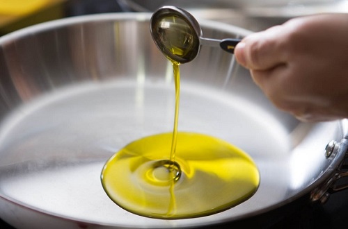 Mách bạn những cách làm sạch vết dầu mỡ trong bếp cực nhanh và đơn giản